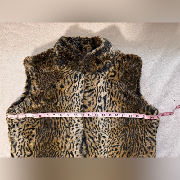 Cejon Faux Fur Leopard Vest - Picture 12 of 13